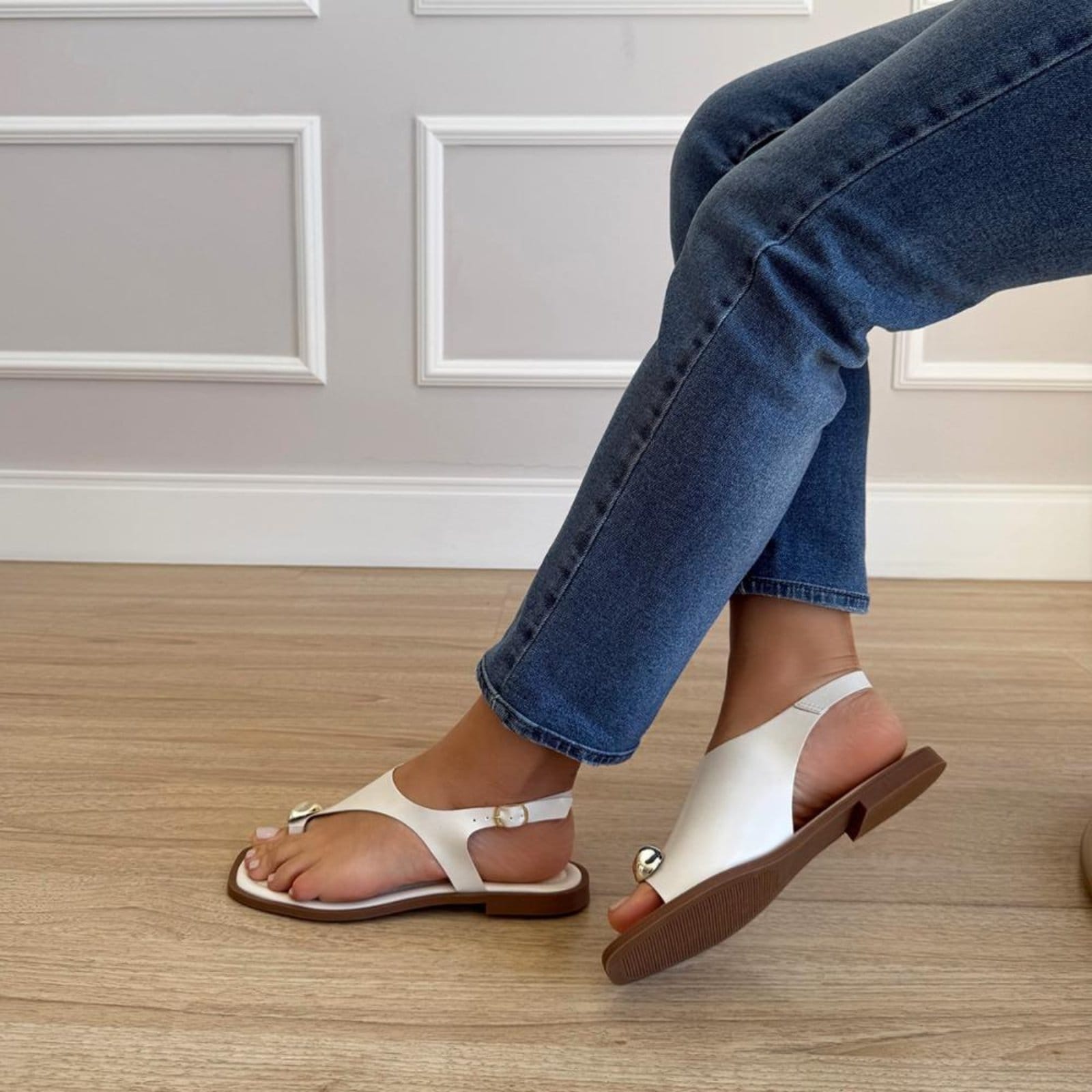 Vista 2 Dalila - Sandália Rasteira Off White Minimal Metal Detalhe Moderno Off-white Damannu Shoes off-white white