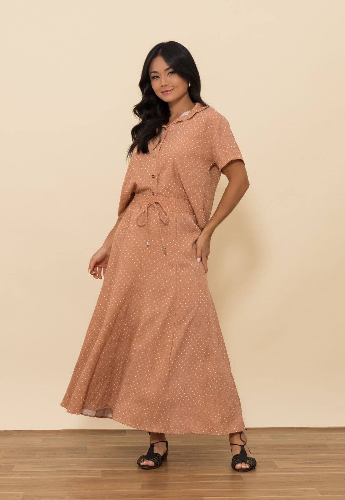 Vista 2 Saia Dani Viscolinho Poá Aura bege