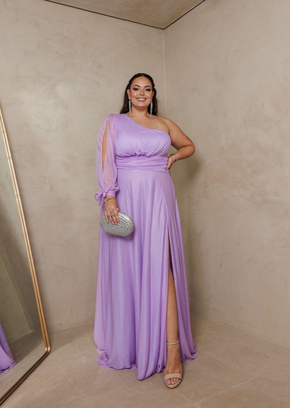 Vista principal Vestido Longo de Festa Plus Size Madrinhas Nula Manga com Fenda Glaucia Cia do Vestido Lavanda Lilás Cia do Vestido lilás lavanda