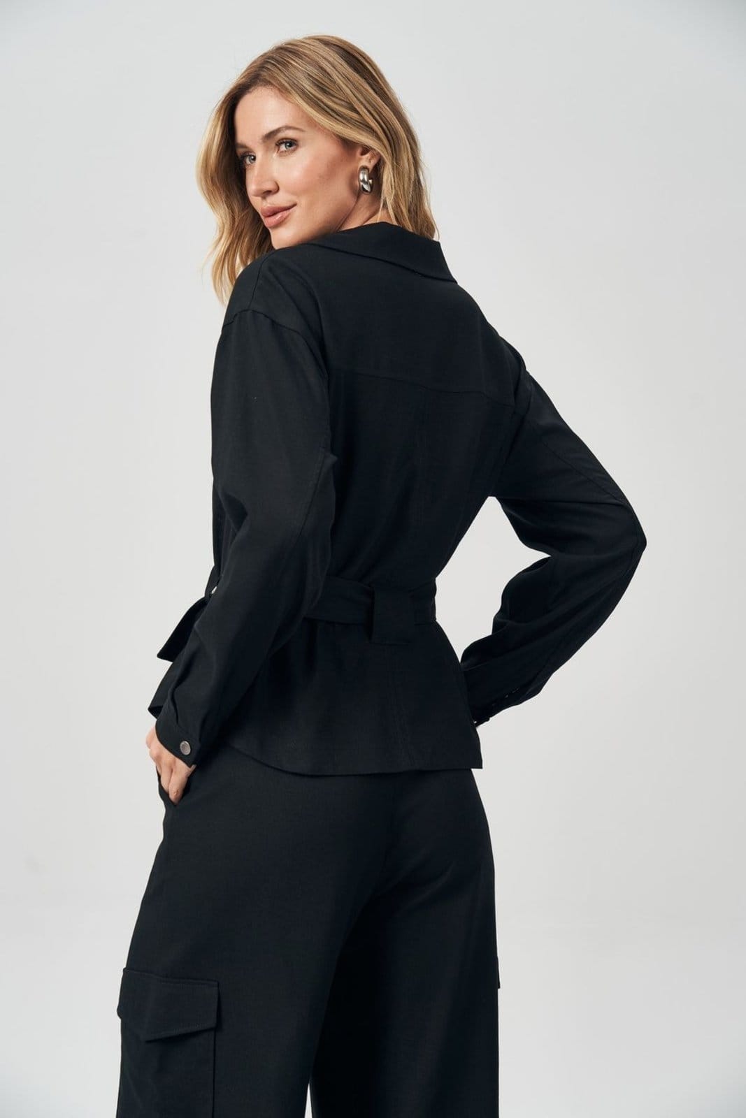 Vista 2 Jaqueta Linho Com Faixa Feminina Acostamento ACT FEMININO preto