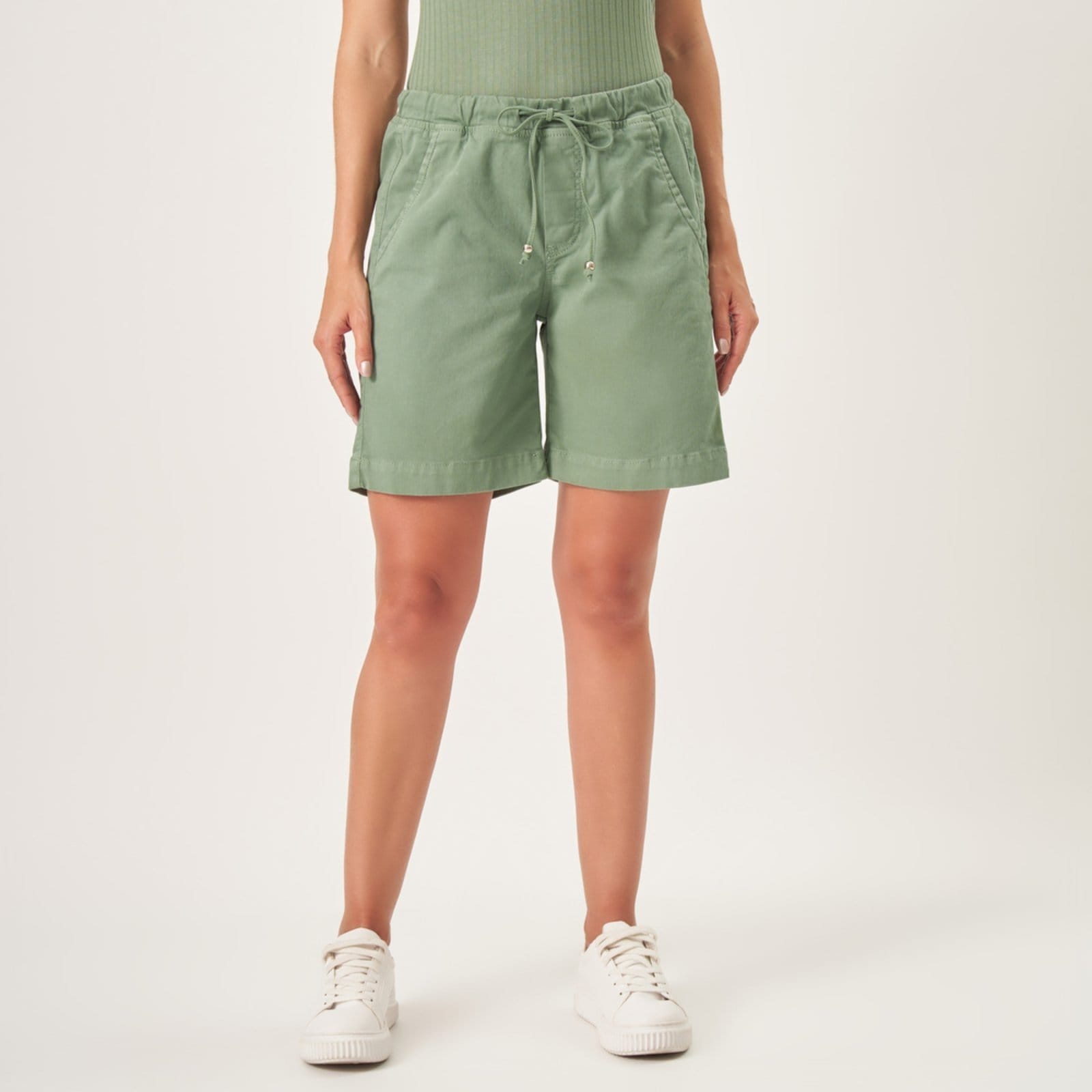 Vista principal Bermuda Jogger Jeans Confort Colors Com Elástico na Cintura Relva Bloom verde