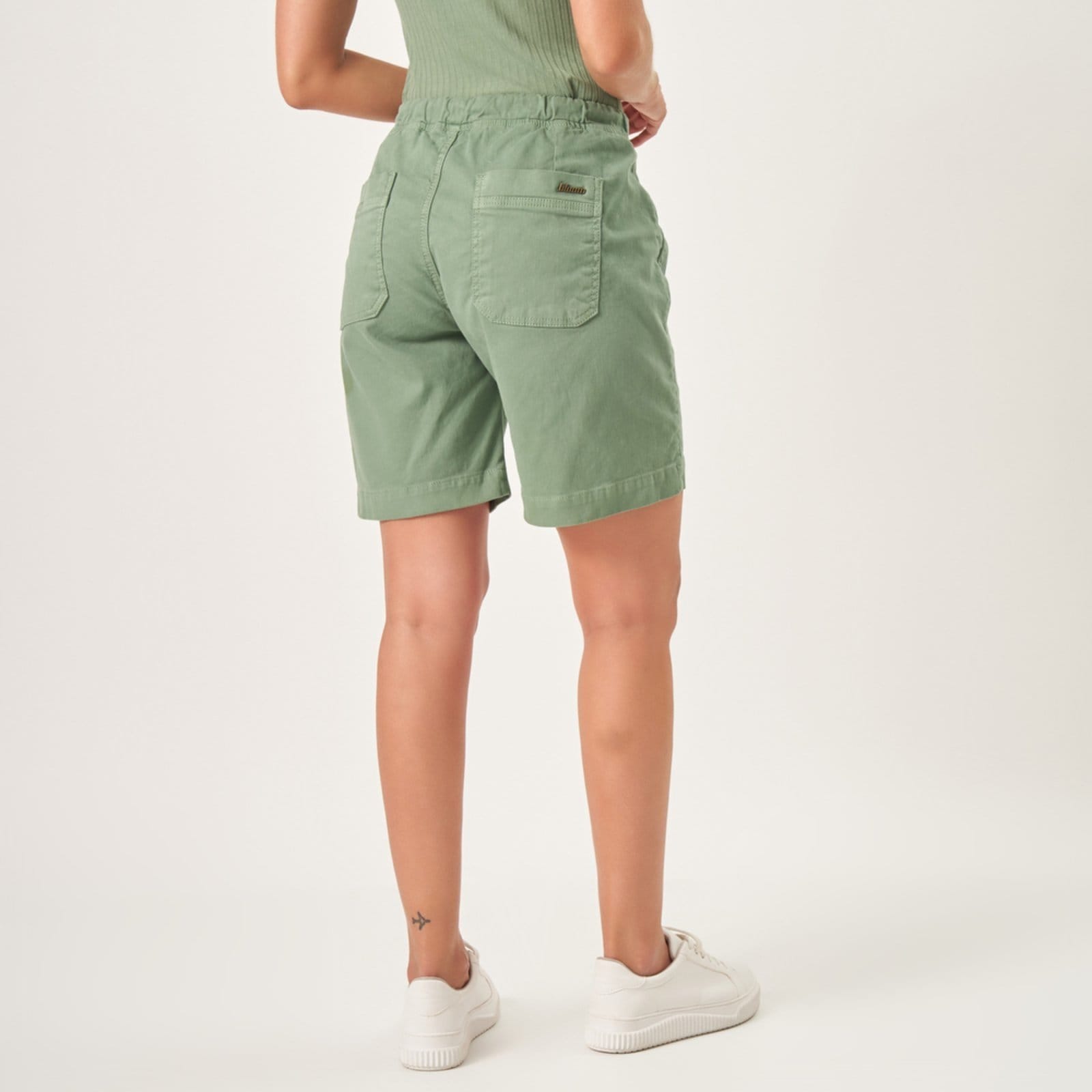 Vista 2 Bermuda Jogger Jeans Confort Colors Com Elástico na Cintura Relva Bloom verde