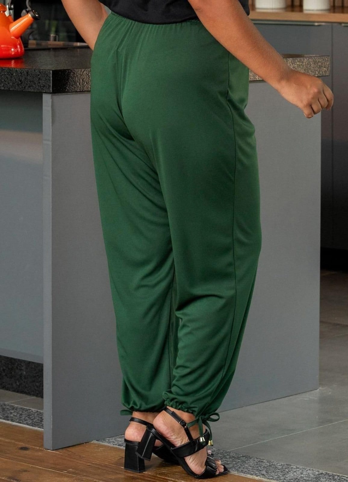 Vista 2 Calça Modelo Baggy Militar Marguerite verde