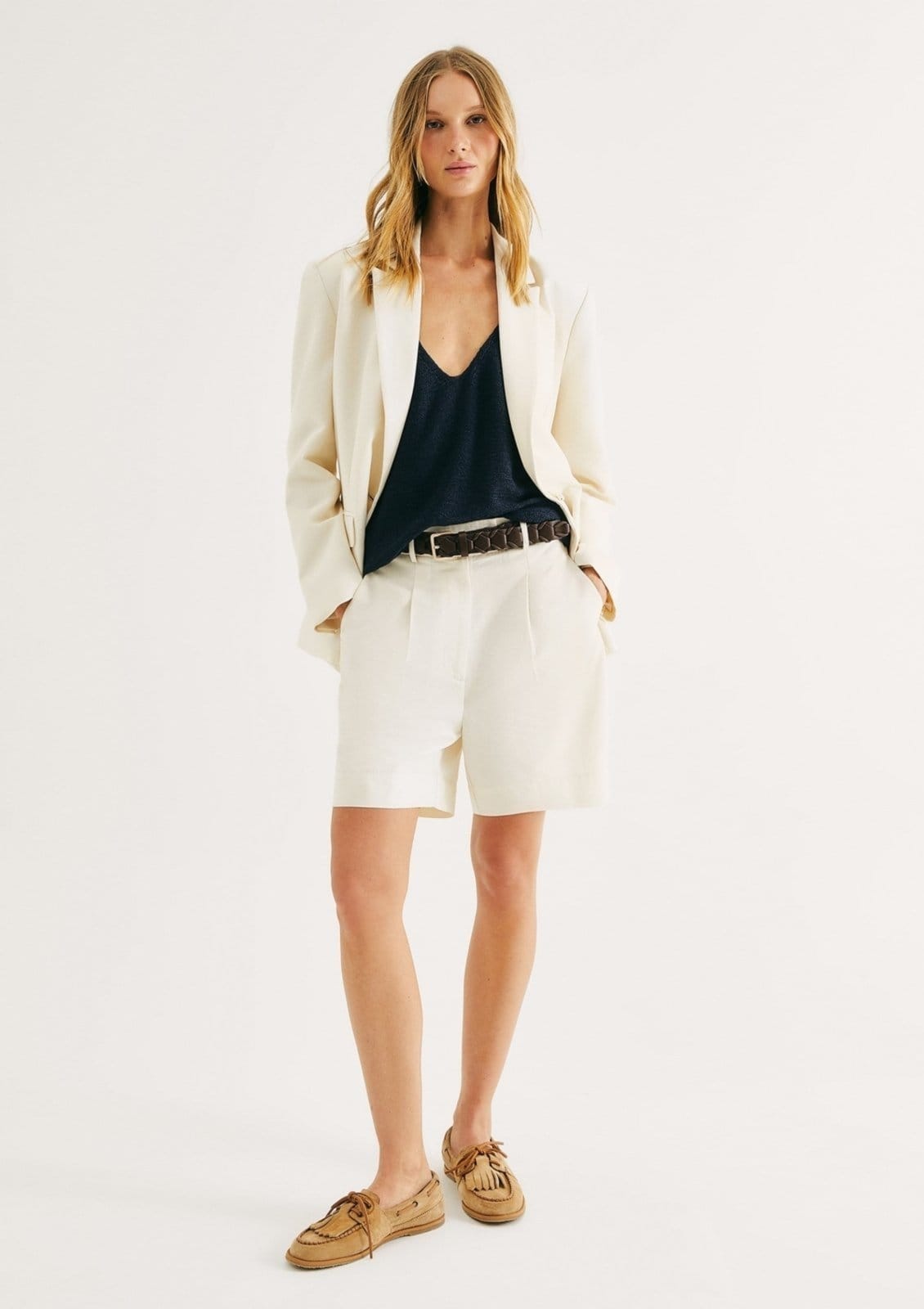 Vista principal Bermuda Feminina Em Alfaiataria Com Linho Hering bege