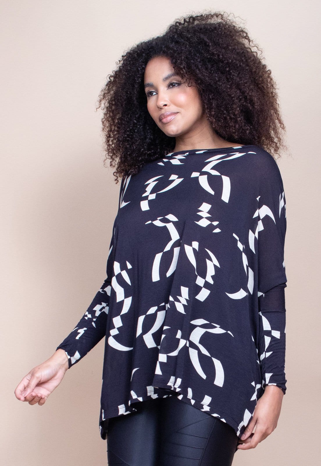 Vista 2 Blusa Ampla Cabanafree Fibra de Bambu Morcego Manga Longa Estampa Maria Cabanafree bege/estampado