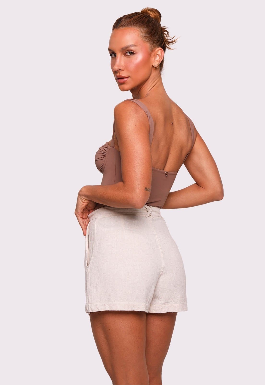 Vista 2 shorts com linho sand Mundo Lolita mundololita nude sand
