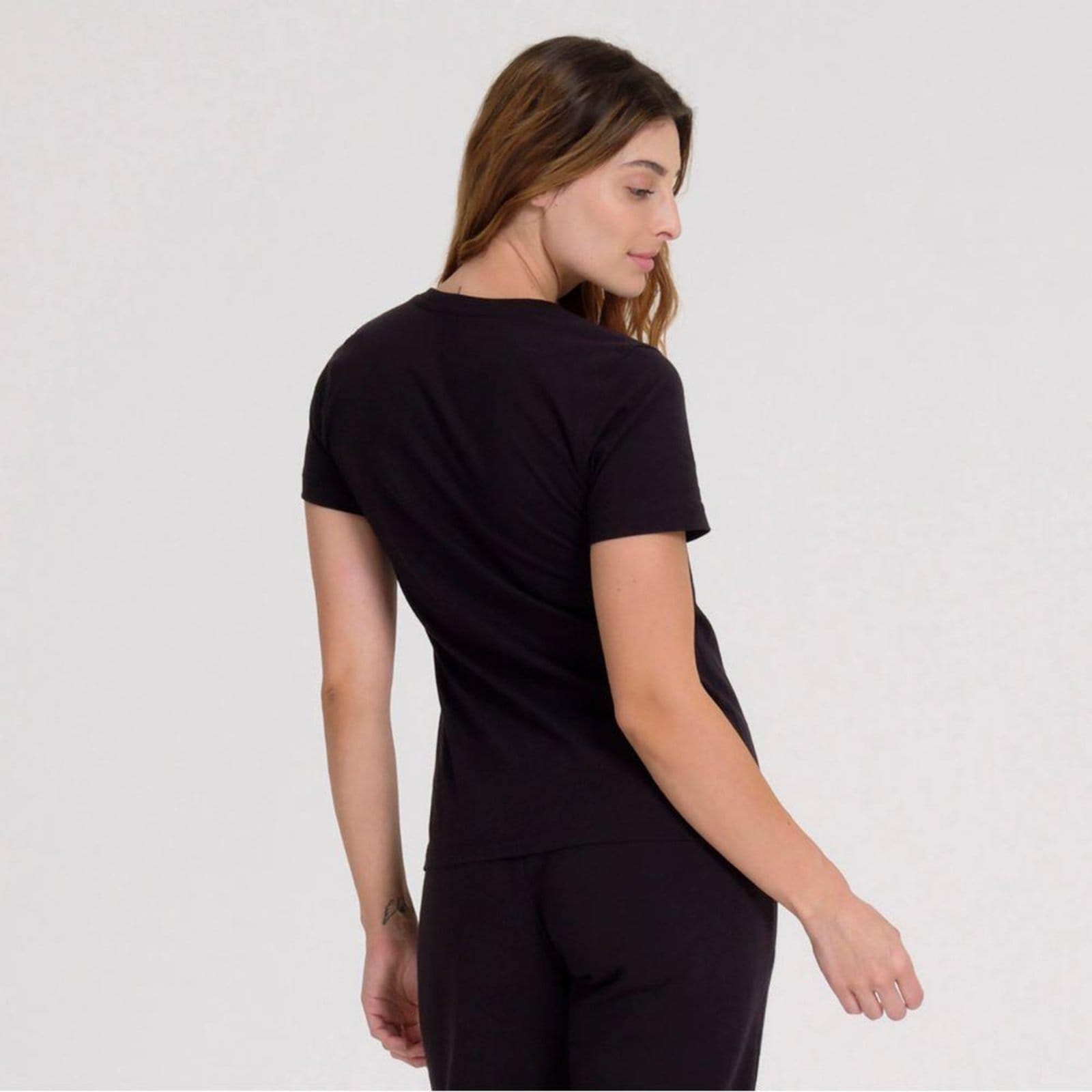 Vista 2 Camiseta New Balance Essentials Feminina New Balance incolor