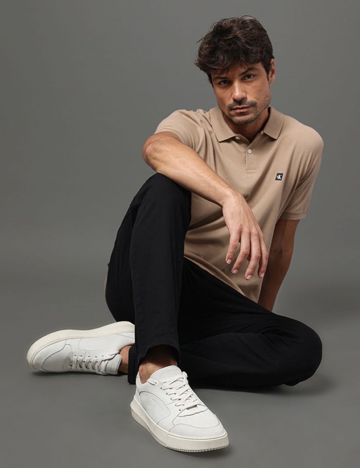 Vista 2 Polo Masculina Premium Calvin Klein Jeans - Caqui Medio Calvin Klein Jeans cáqui caqui