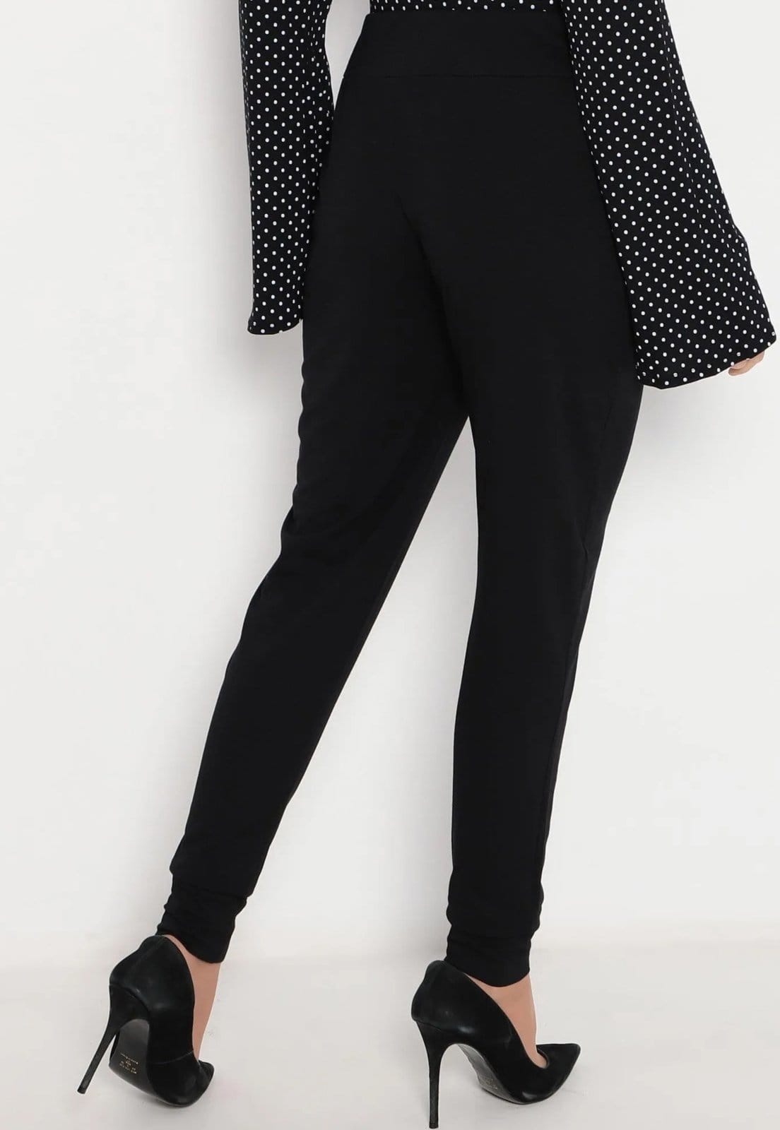 Vista 2 Calça Maria Paes Jogger Preta e Bolso Branco Maria Paes preto