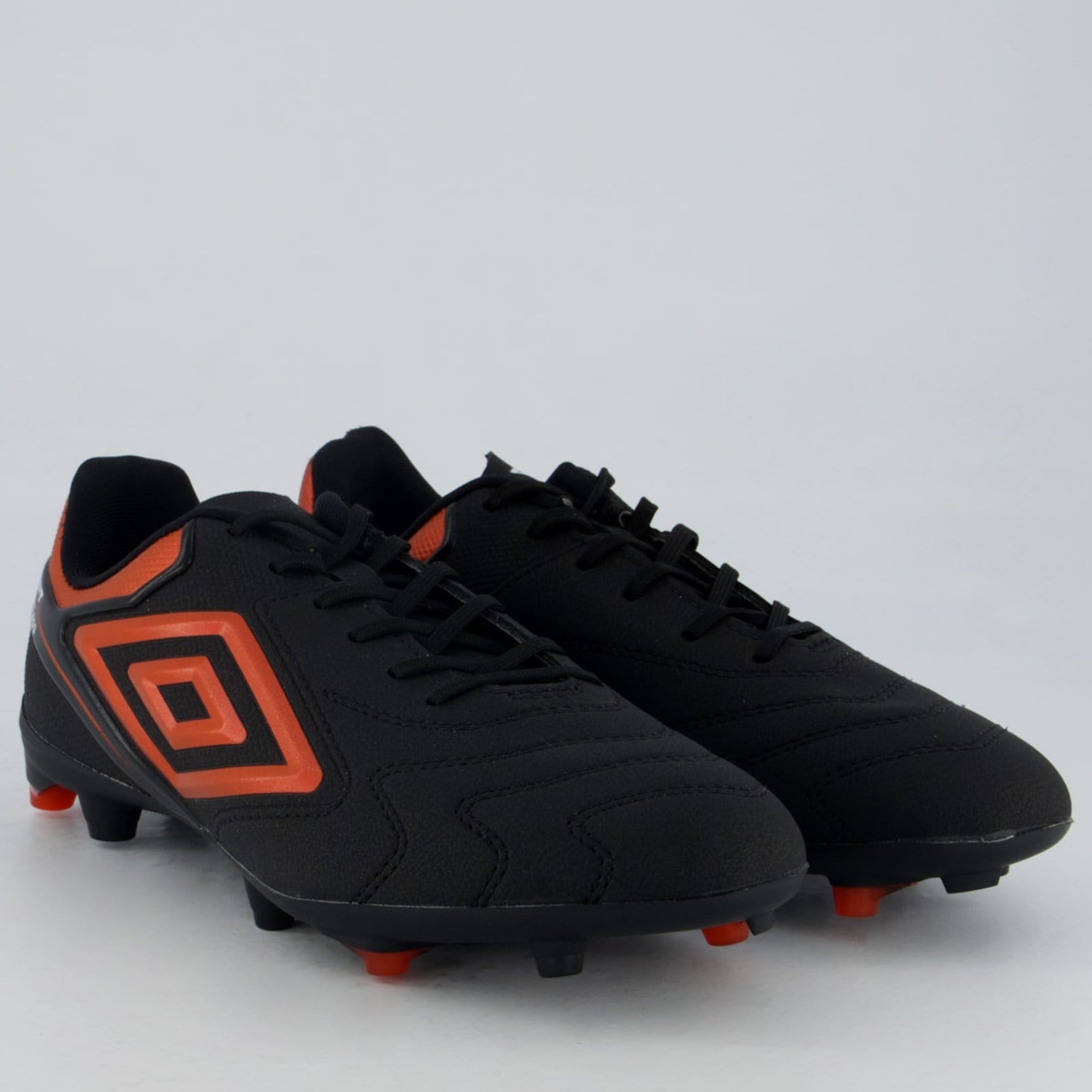 Vista 2 Chuteira Umbro Adamant Master Class Club Campo Preta e Vermelha Umbro preto