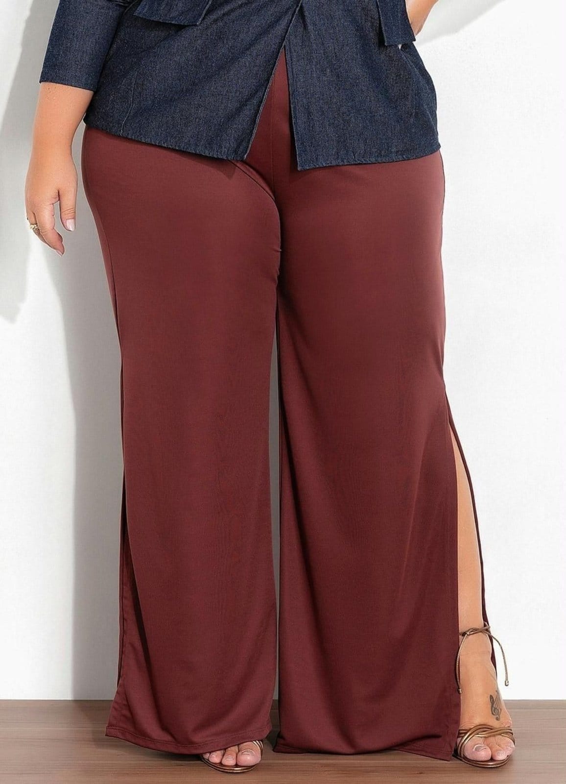 Calça Com Fendas Laterais Plus Size