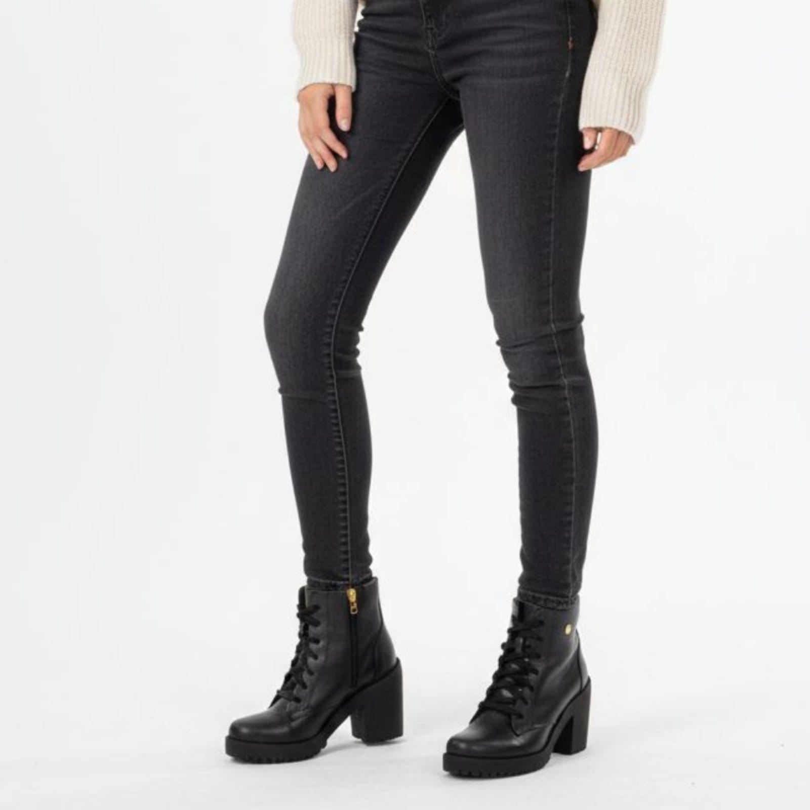 Vista principal Coturno Bota Feminina Cano Médio Salto Tratorado Zíper ROMEU E JULIETA SHOES preto