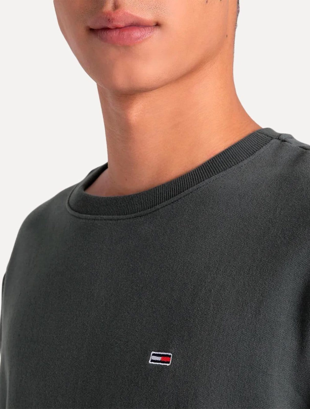 Vista 2 Moletom Tommy Jeans Masculino Fleece Flag Crewneck Chumbo Tommy Jeans cinza