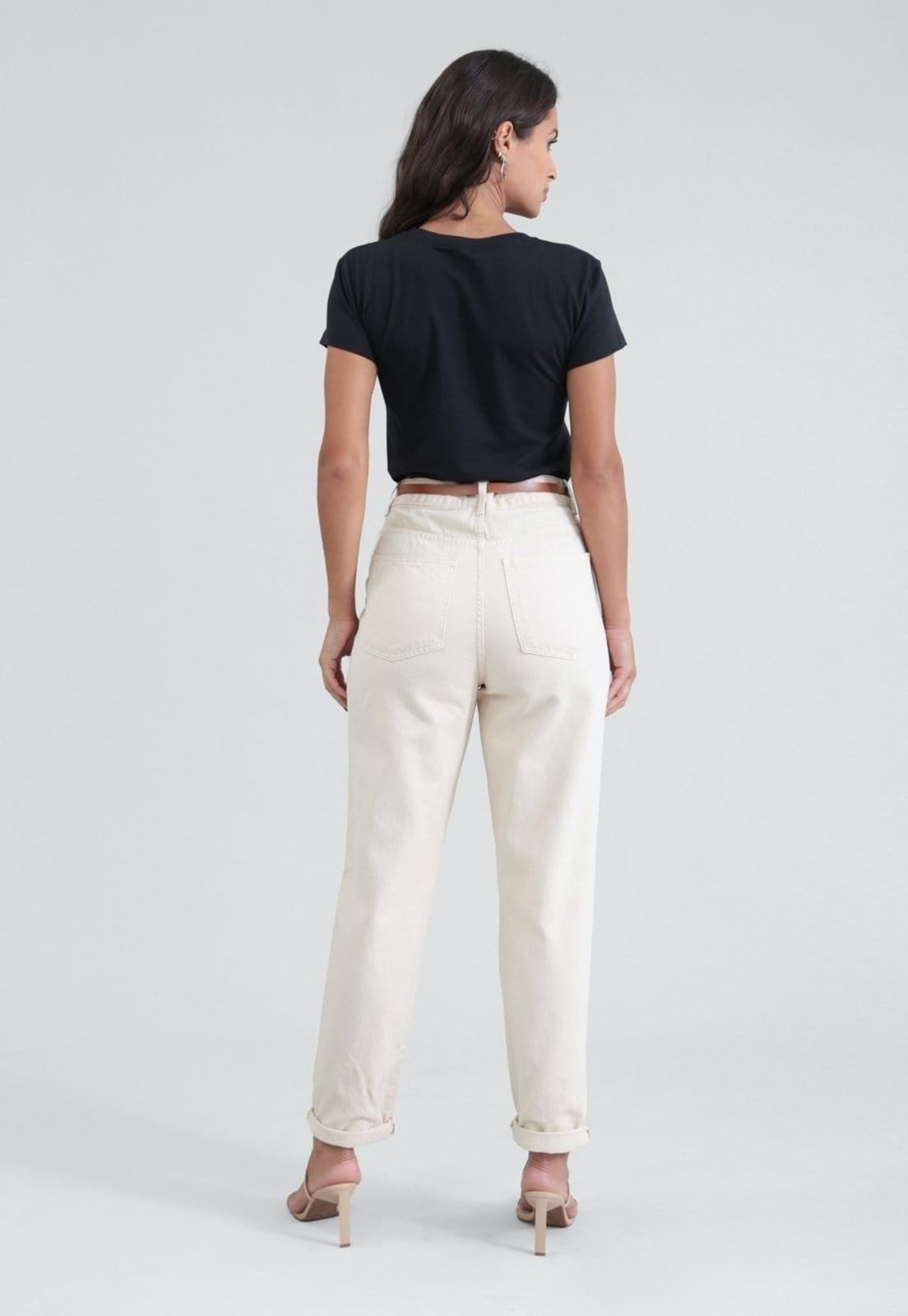 Vista 2 Calça Pop Me Sarja Mom Com Cinto Pop Me bege