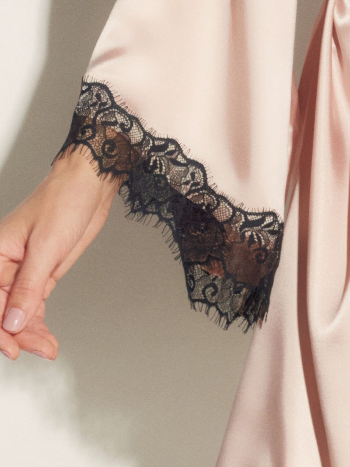 Vista 2 Robe Manga Curta Cetim Renda Angelina Nude Loungerie incolor nude