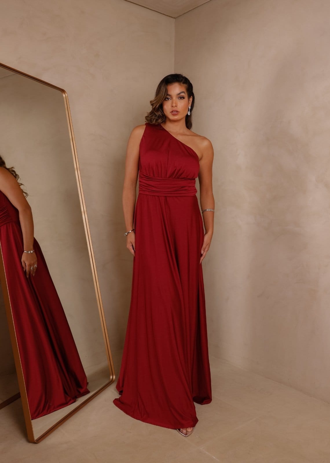 Vista principal Vestido Longo de Festa um Ombro Fluity Inês Cia do Vestido bordô