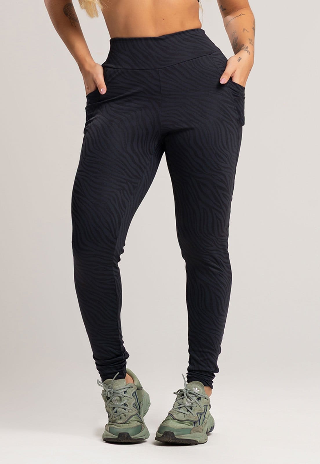 Vista principal Calça Legging MVB Modas Bolsos Cintura Alta Feminina Fitness Jacquard Mvb Modas preto