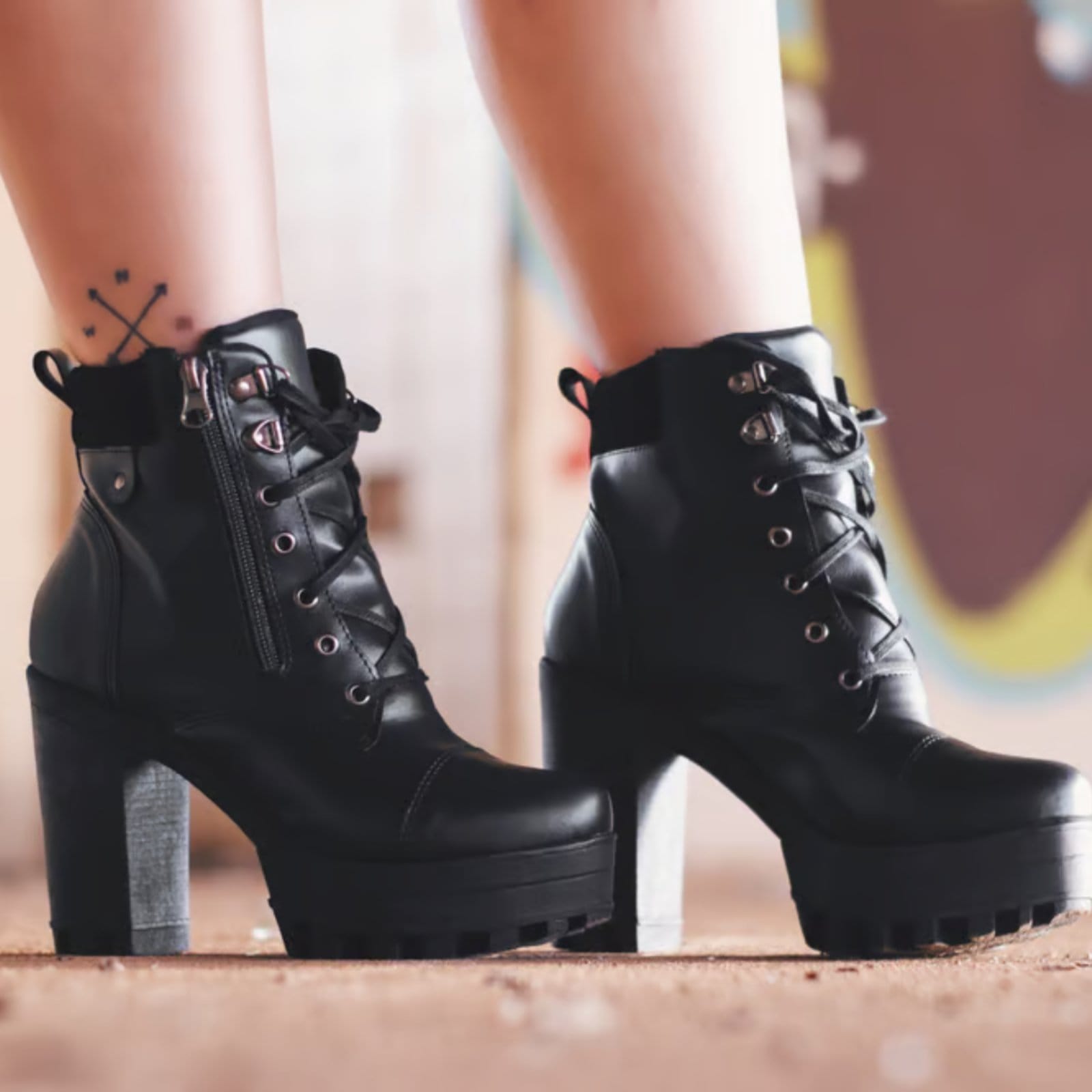 Vista principal Bota Coturno Feminina Com Salto Tratorado Wit Shoes Preta Wit Shoes preto wit