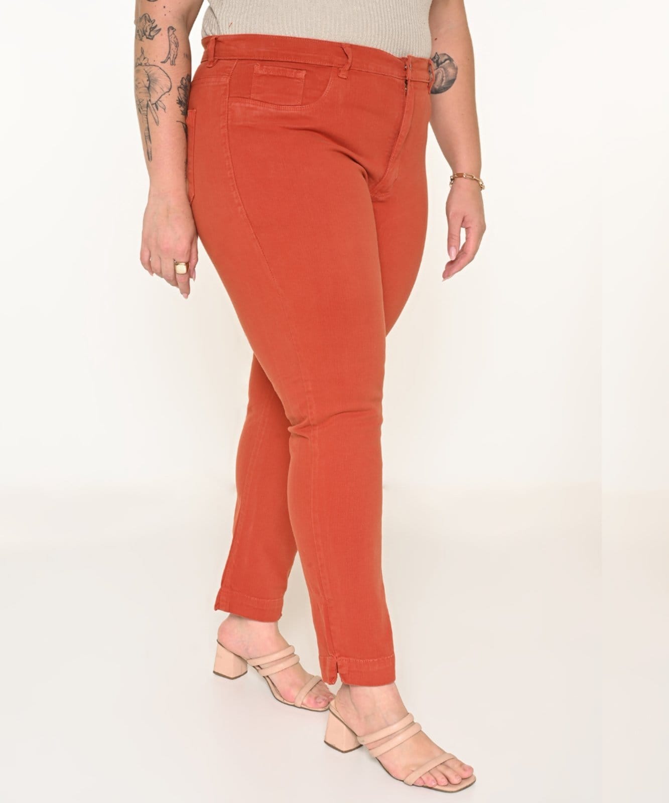 Vista 2 Calça Feminina Sarja Plus Skinny Ocre Razon Jeans laranja ocre