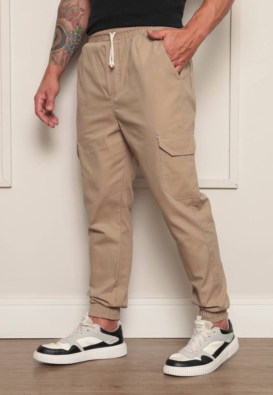 Vista principal Calça Jogger Masculina Ethereal Jeans com Bolso Cargo Confortável Com Punho Caqui Escuro Ethereal Jeans cáqui caqui