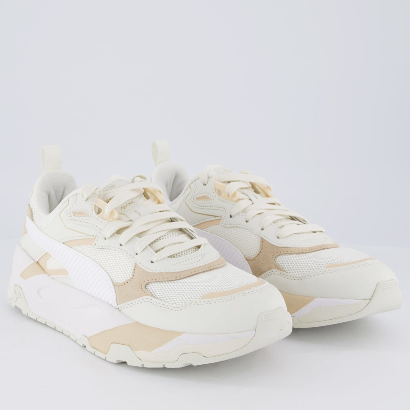 Vista 2 Tenis Puma Trinity e Bege Puma branco