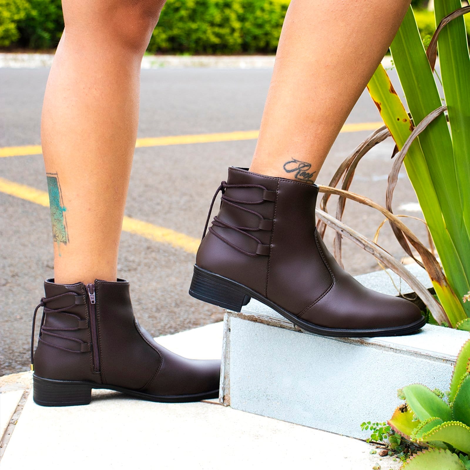 Bota Feminina Cano Baixo Coturno Com Zíper Lateral Salto Baixo Detalhe Amarrar