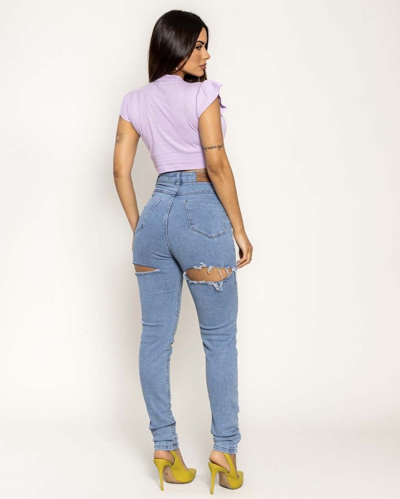 Vista principal Calça Feminina Mom com Rasgo Abaixo do Quadril 00250 Média Consciência jeans