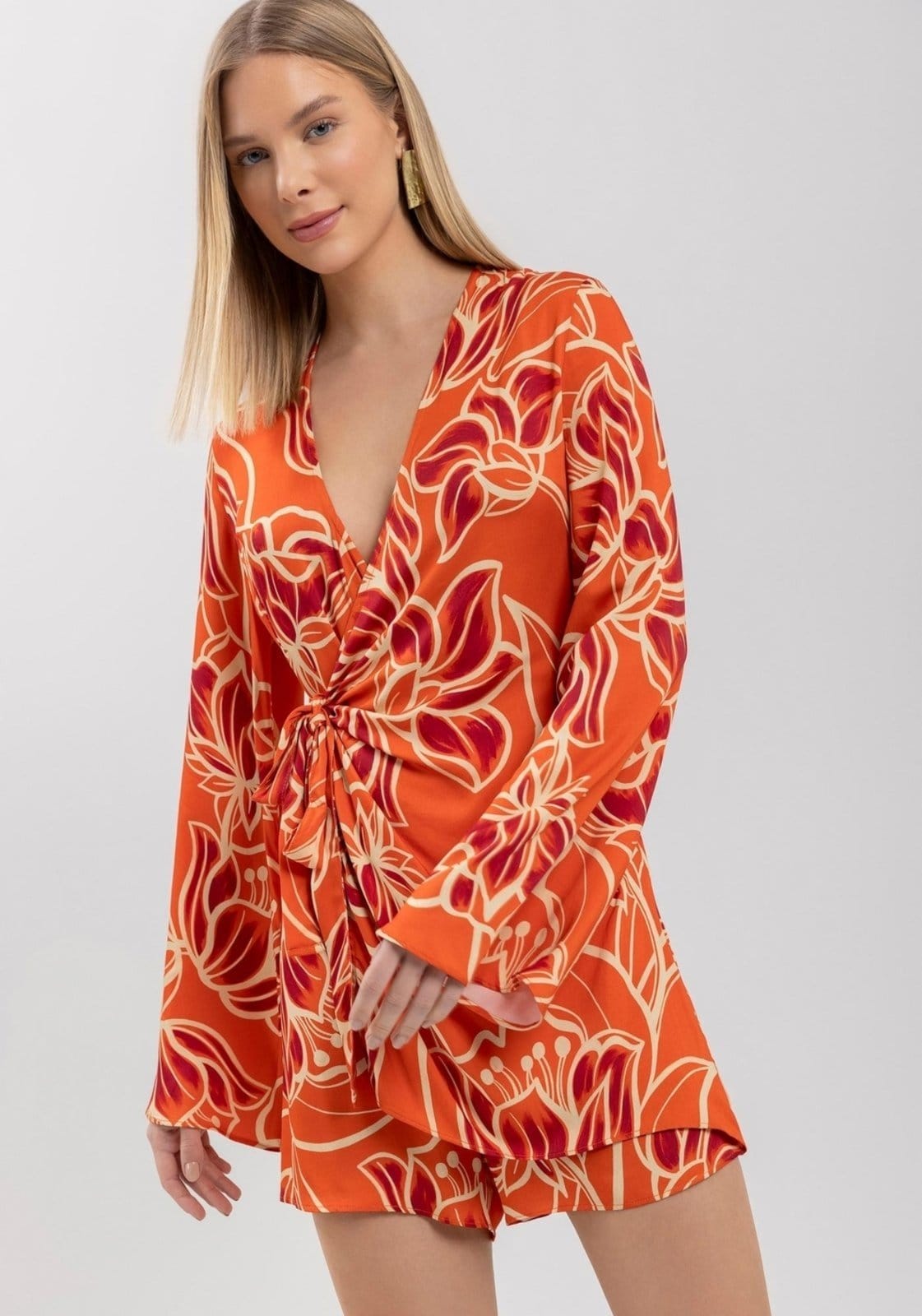 Macacão Lez a Lez Curto Estampado Com Mangas Amplas E Amarração