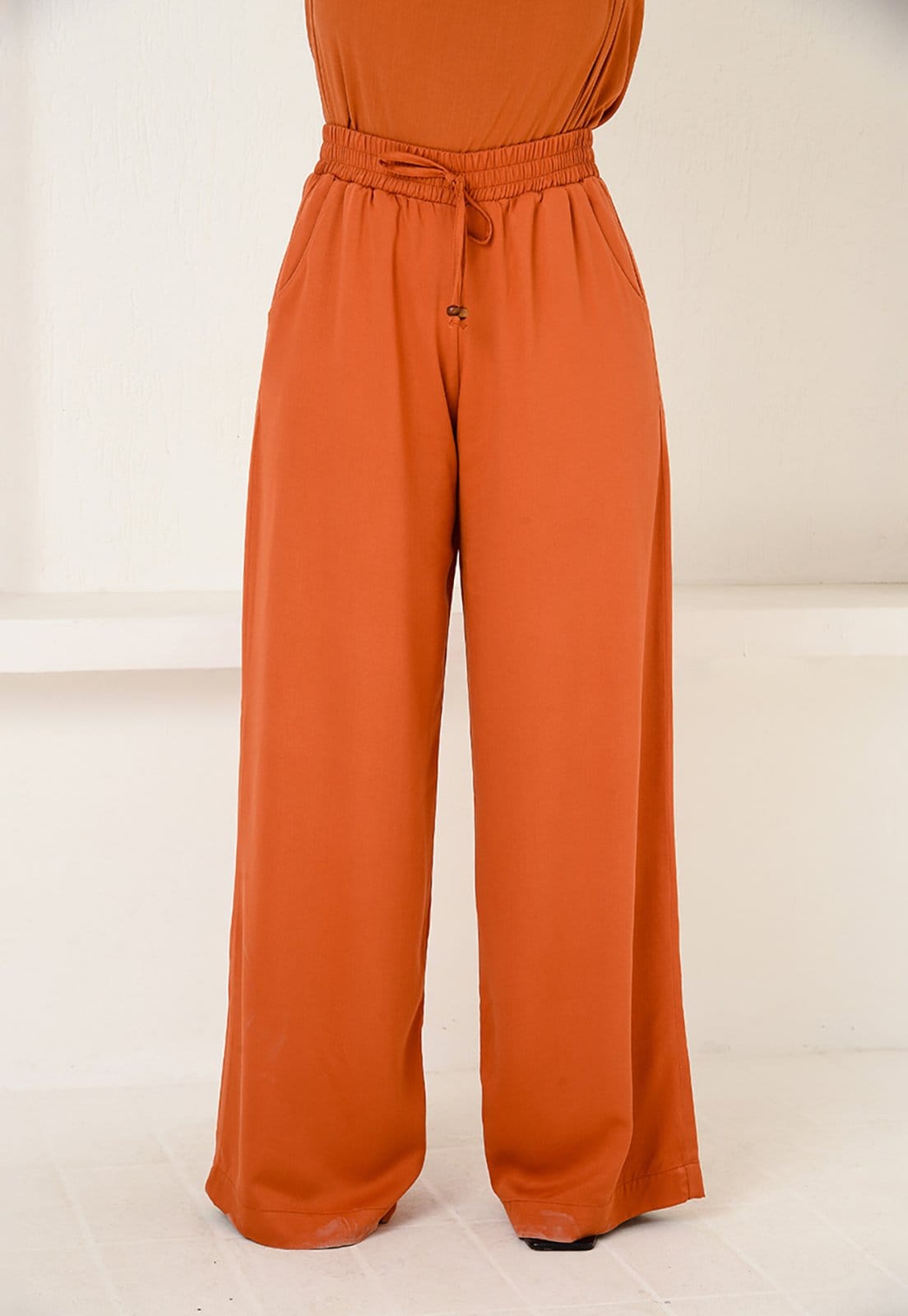 Vista 2 Calça Pantalona em Viscose BBonnie Manu Terra BBonnie laranja