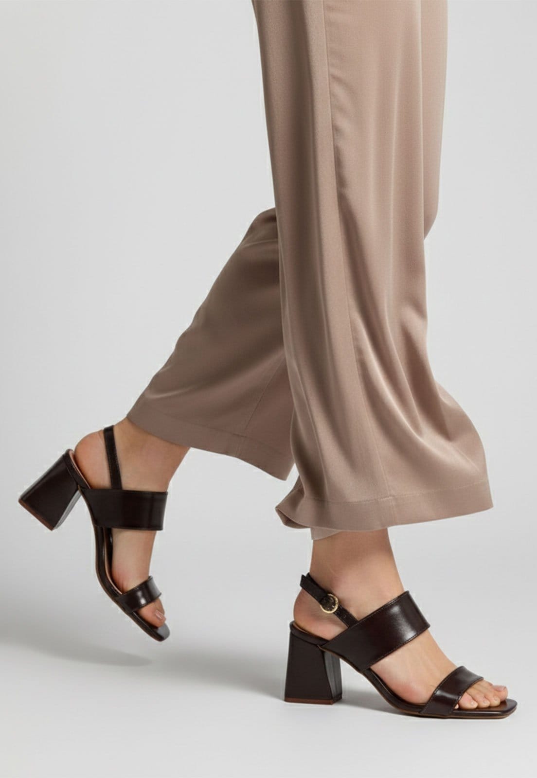 Vista 2 Sandália Salto Geométrico Feminina Atalia Shoes Madrid Rocha Tiras Retas Slingback Tendência 2026 Atalia Shoes café