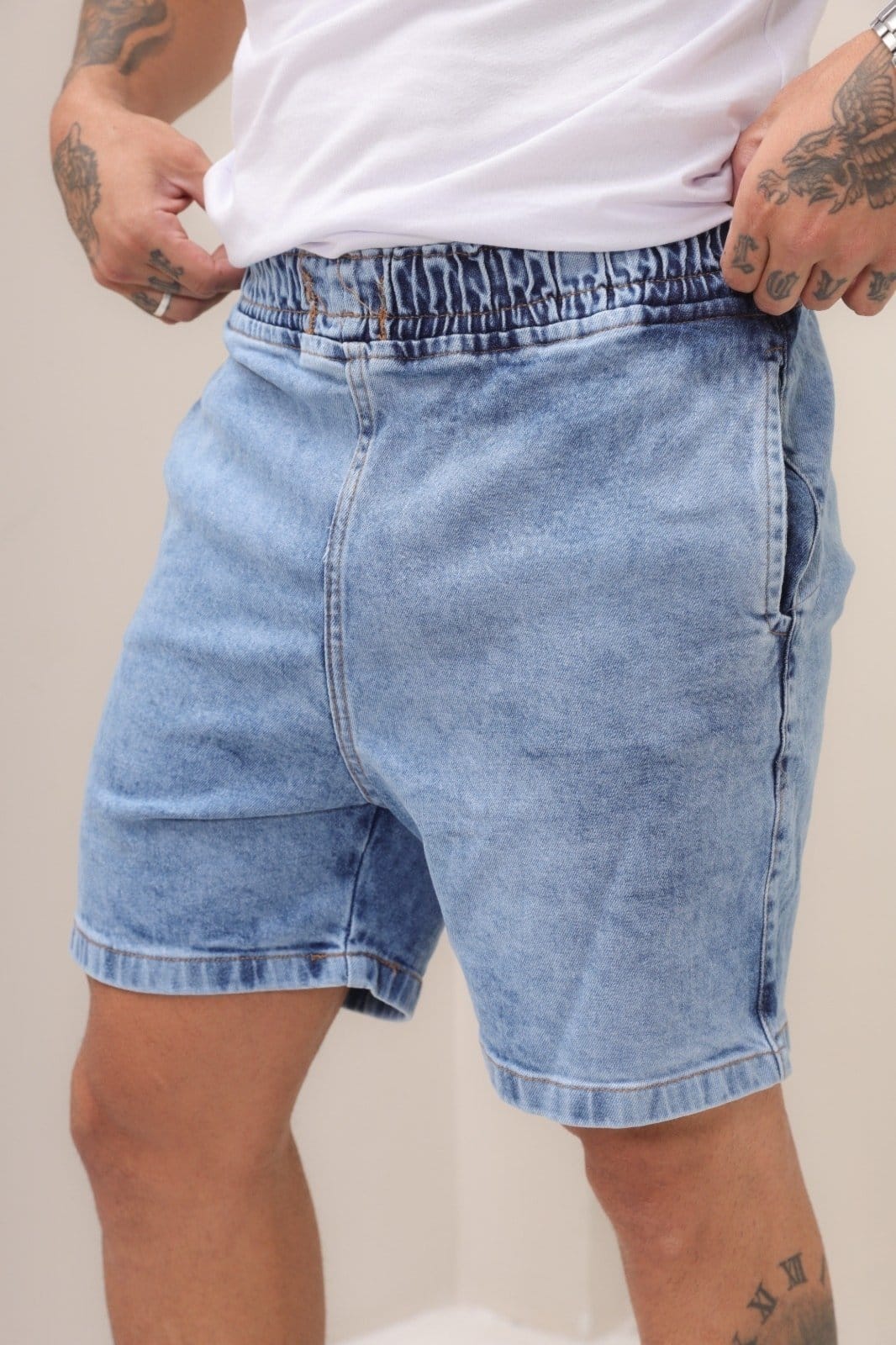 Vista principal Bermuda Masculina Jeans Marmorizada com Elástico na Cintura Jeans Loka azul