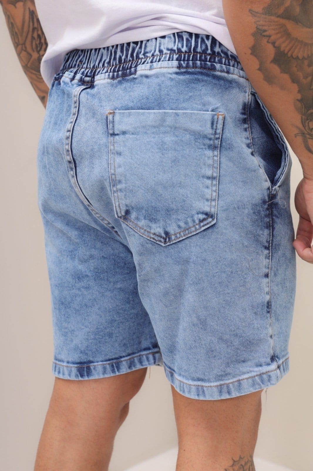 Vista 2 Bermuda Masculina Jeans Marmorizada com Elástico na Cintura Jeans Loka azul