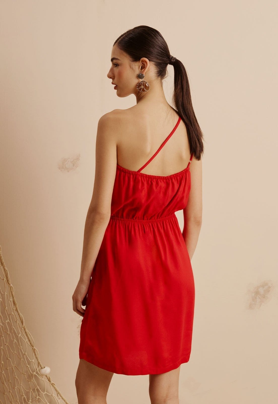 Vista 2 Vestido Curto Transpassado Um Ombro Só CaCay vermelho