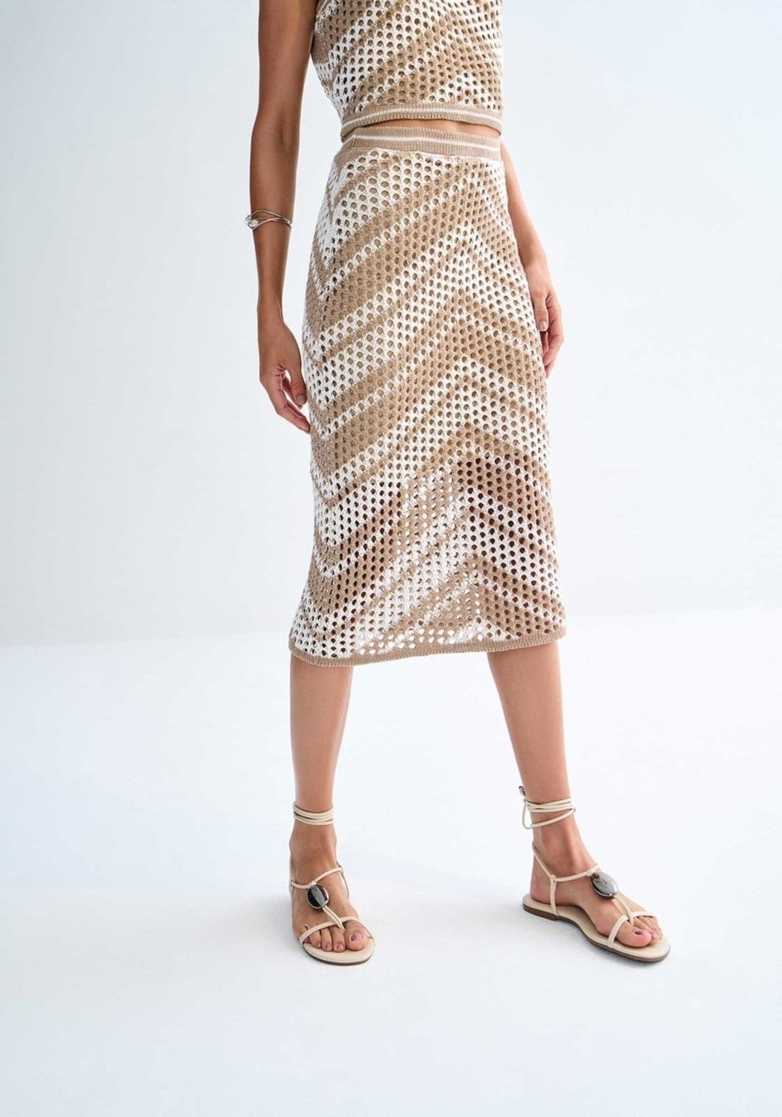 Saia Midi Reta em Tricô Vazado Bicolor Listras