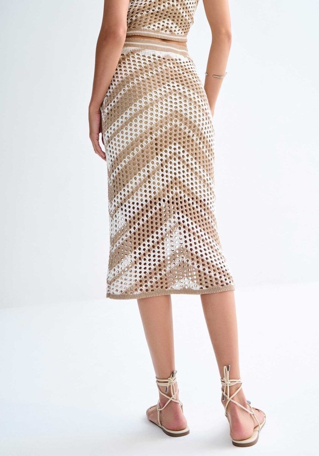 Vista 2 Saia Midi Reta em Tricô Vazado Bicolor Listras Lez a Lez bege