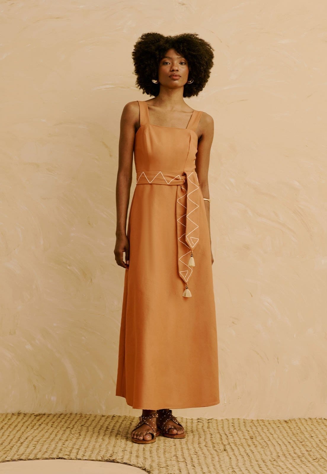 Vista principal Vestido Midi Liso Detalhes Bordados CaCay bege