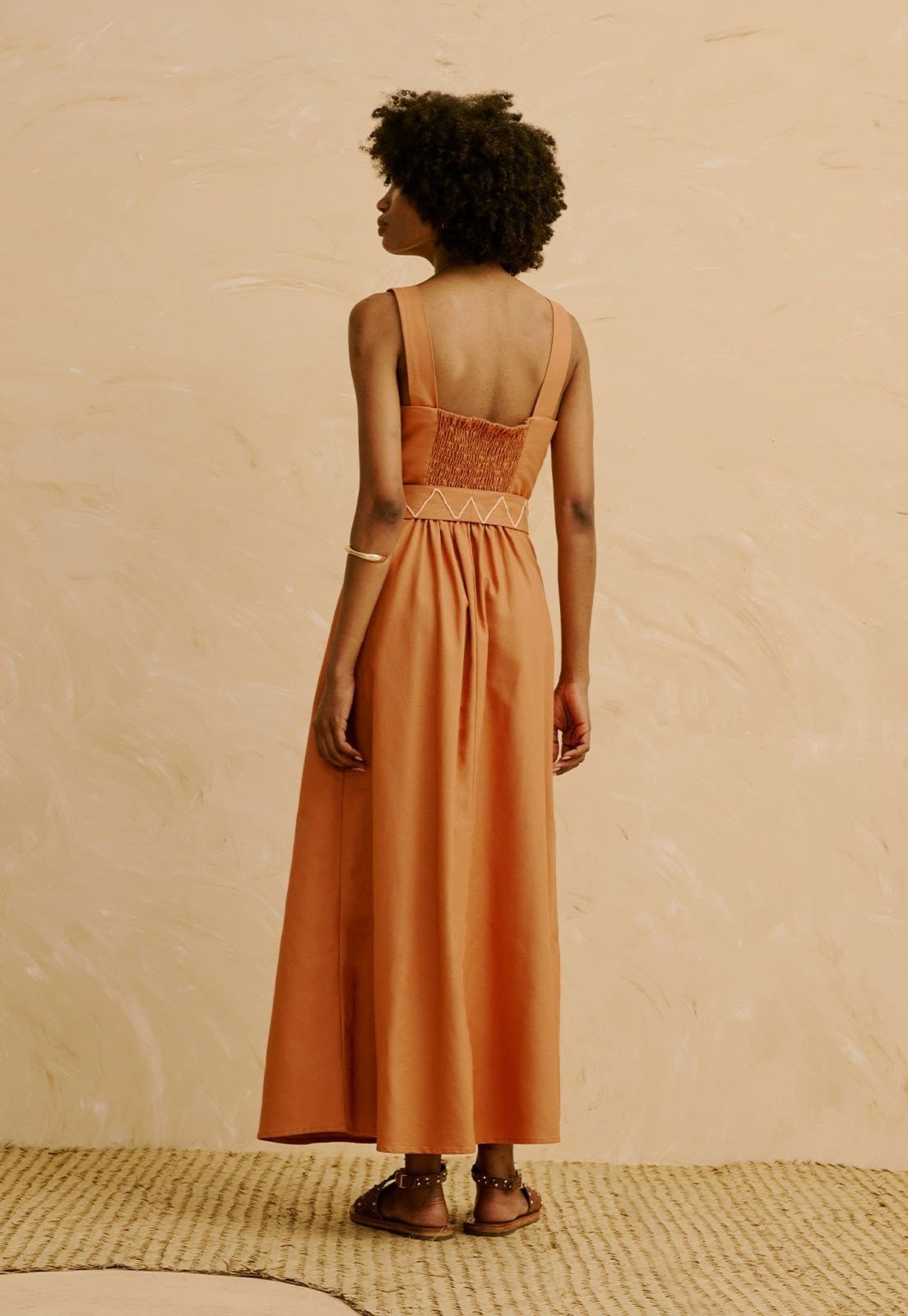 Vista 2 Vestido Midi Liso Detalhes Bordados CaCay bege