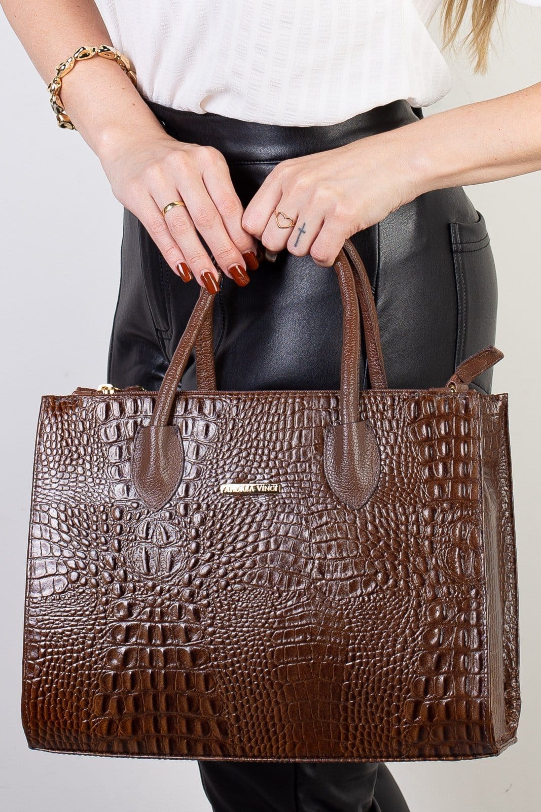 Vista principal Bolsa Andrea Vinci De Couro Croco Estruturada Valéria - Whisky Andrea Vinci café