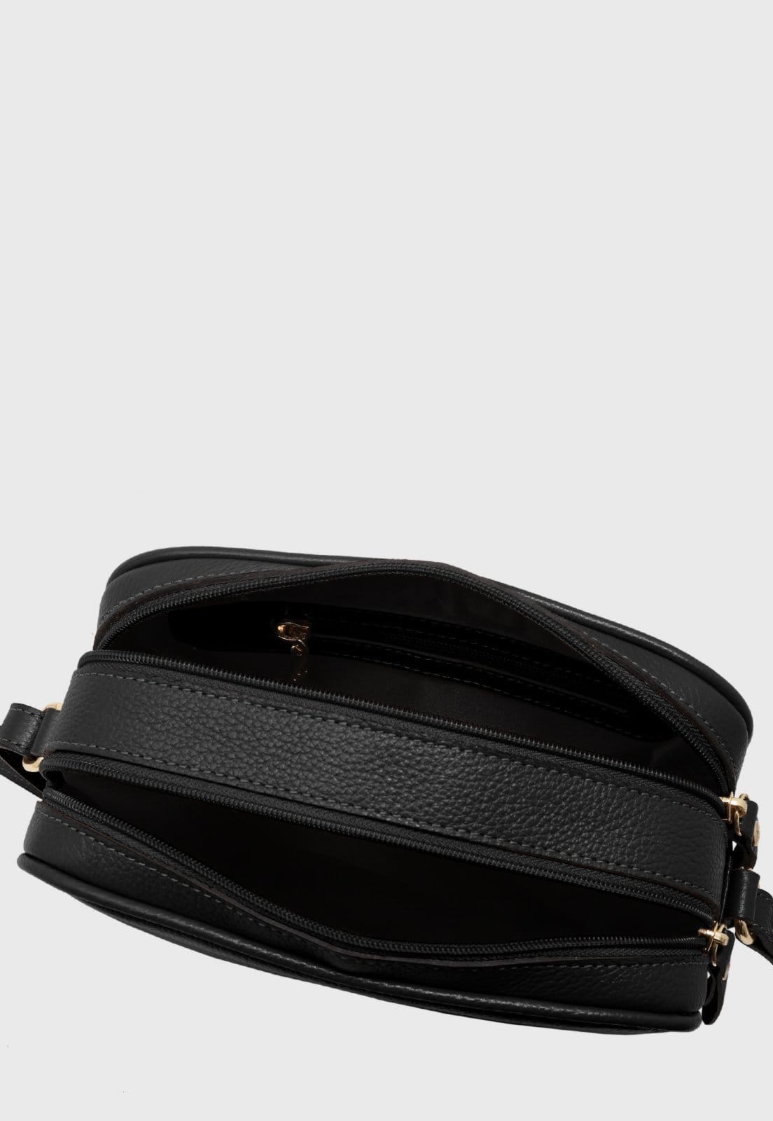 Vista 2 Bolsa Transversal de Couro Mariart Cajuína Preta Mariart preto