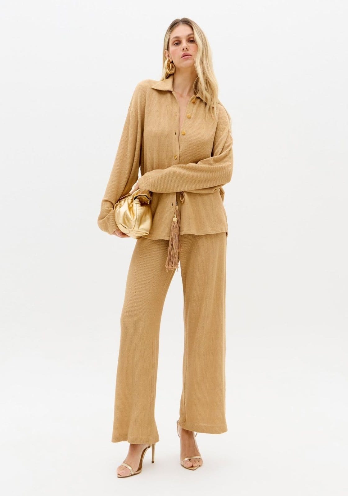 Vista principal Calça Wide Leg Cintura Alta Com Barbicachos Lança Perfume bege