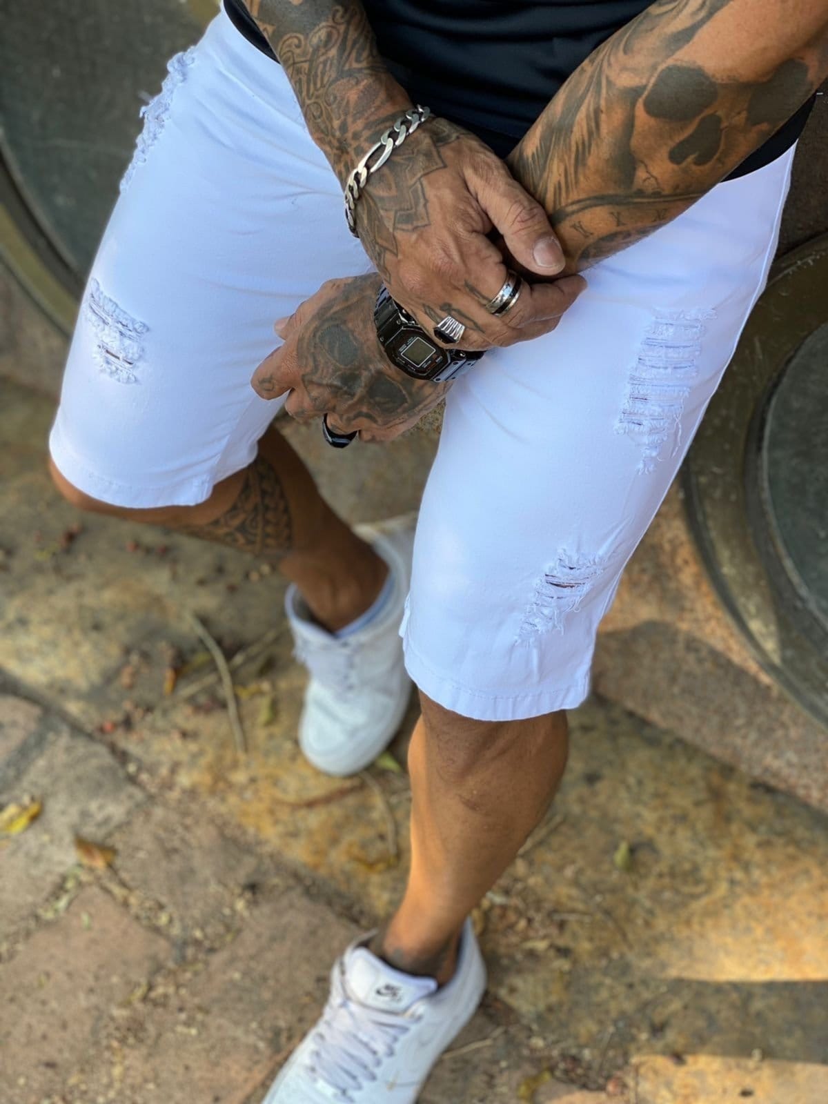 Vista 2 Bermuda Branca Rasgada Sarja Masculina Alleppo Jeans Genebra Alleppo Jeans branco