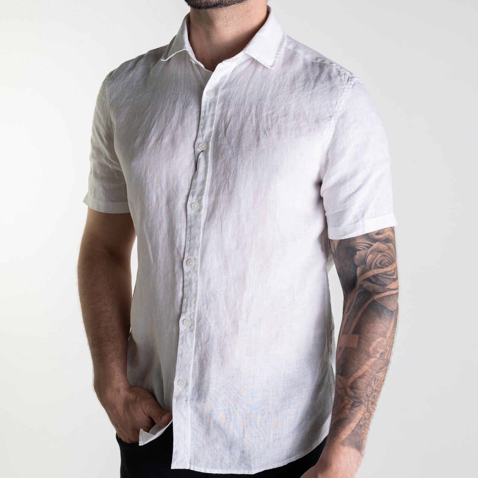 Vista 2 Camisa Calvin Klein Cannes Linen Linho Manga Curta Branca Calvin Klein branco