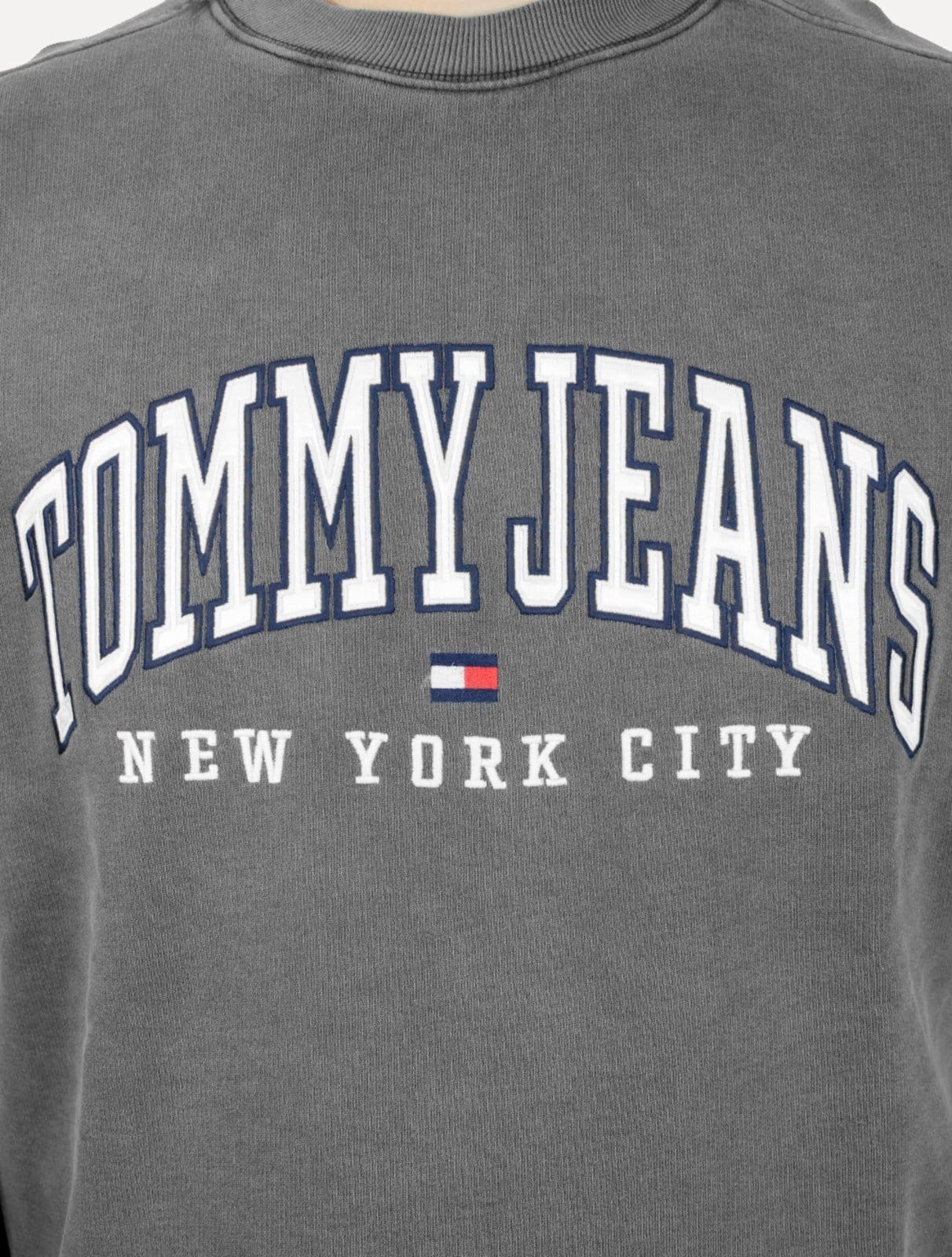 Vista 2 Moletom Tommy Jeans Masculino Relaxed C-neck Varsity Chumbo Tommy Jeans cinza