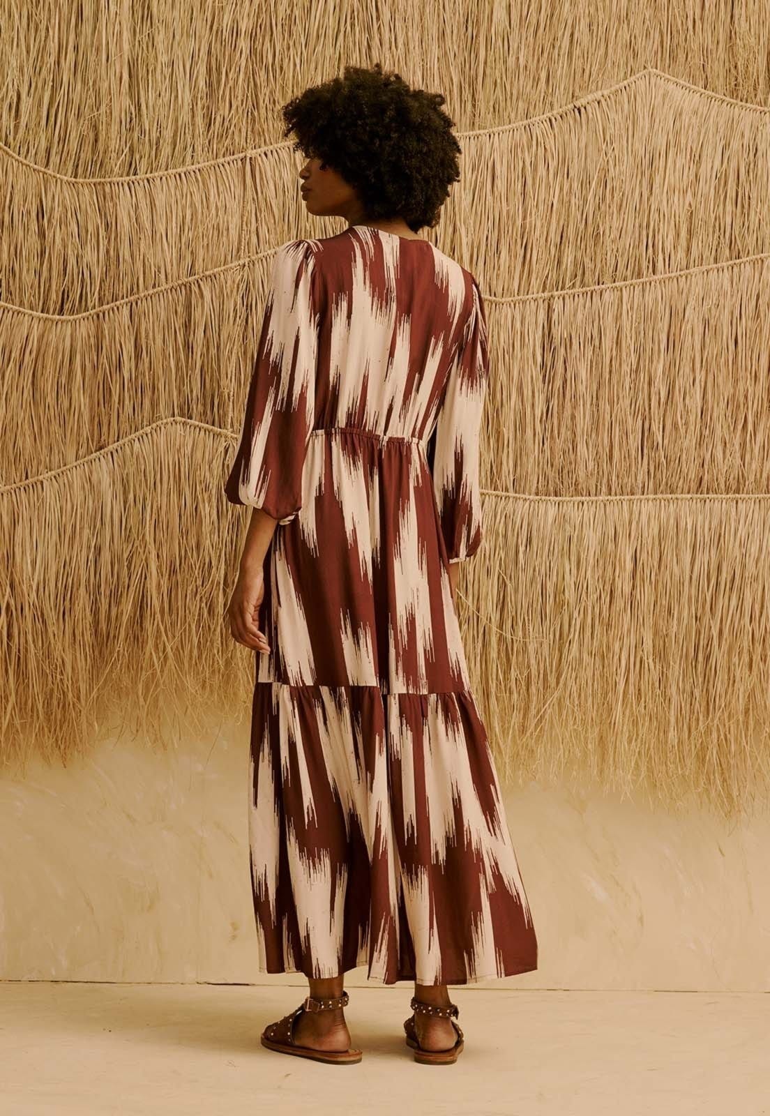 Vista 2 Vestido Maxi Midi Manga Bufante Estampado Amantani CaCay marrom