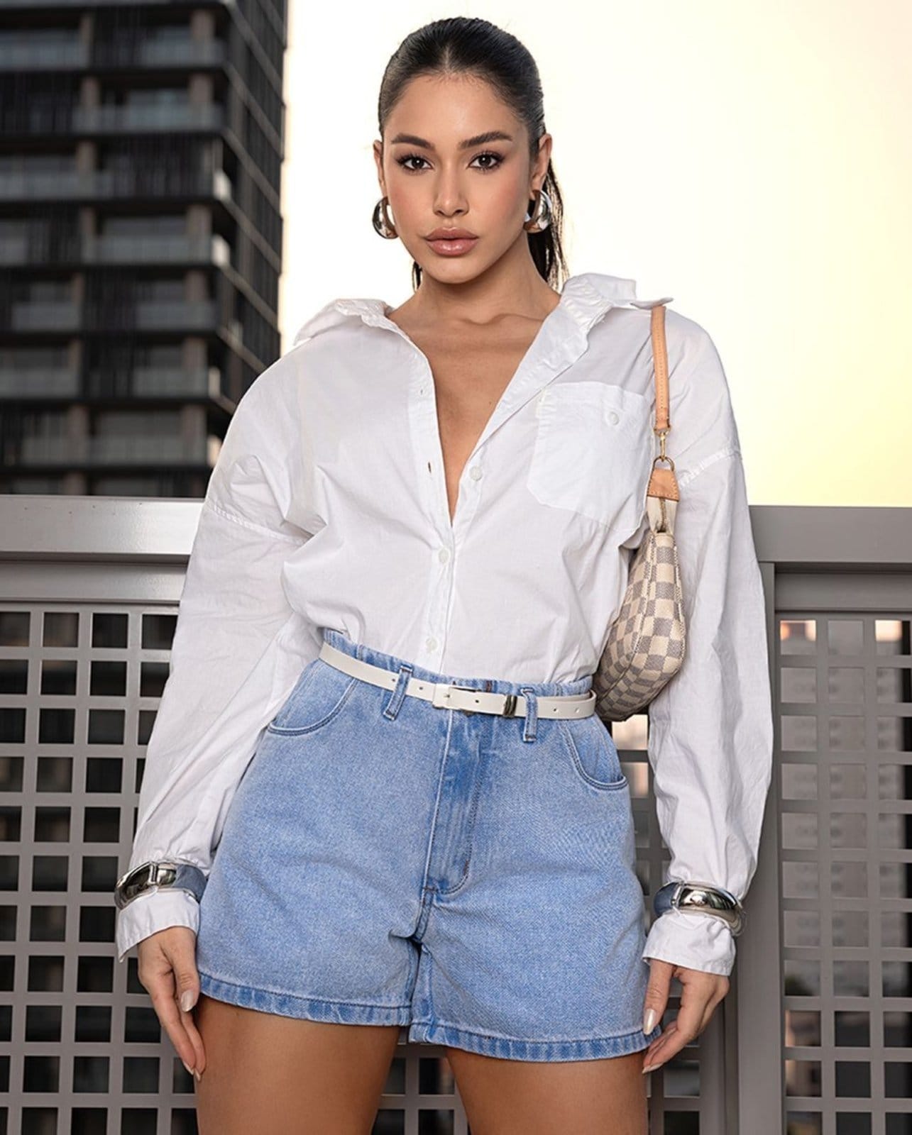 Vista principal Shorts Mom Feminino Cintura Alta com Cinto 24235 Média Consciência jeans