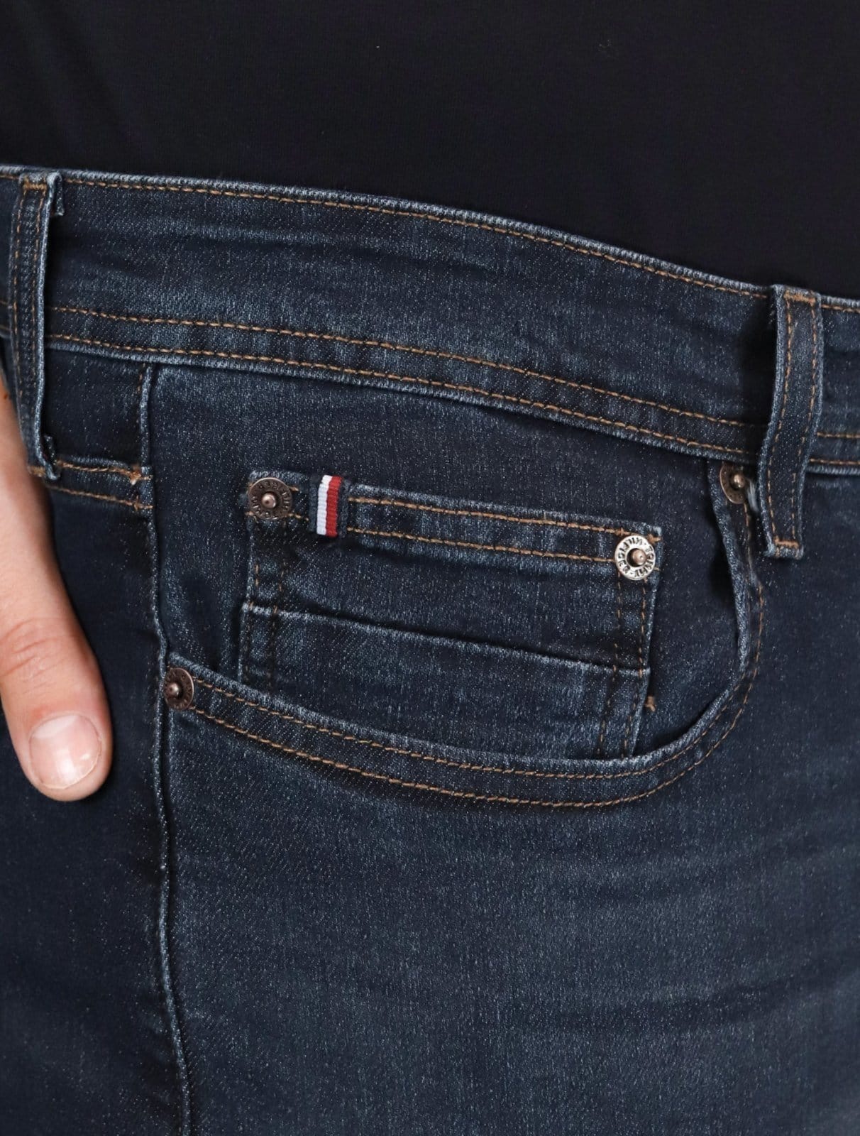 Vista 2 Calça Tommy Hilfiger Masculina Regular Line Cáqui Straight Denton Tommy Hilfiger azul marinho