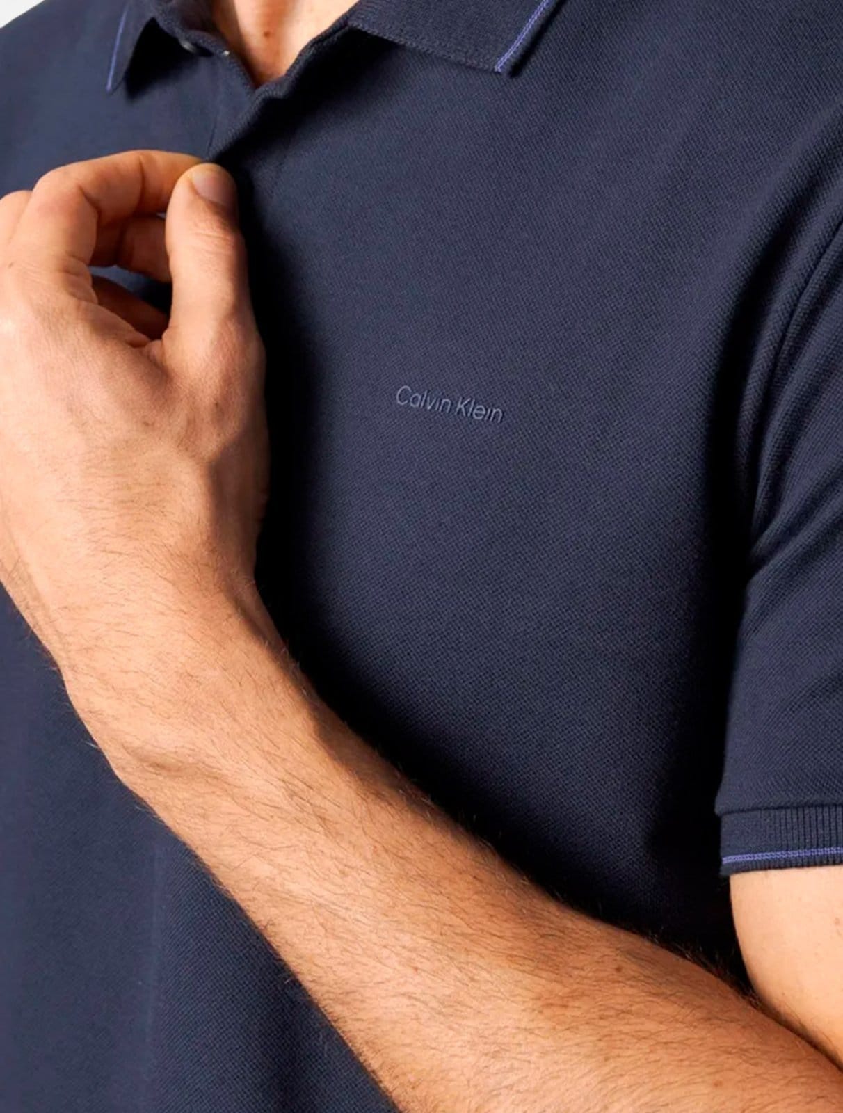 Vista 2 Polo Calvin Klein Masculin Slim Fit Calvin Klein azul marinho