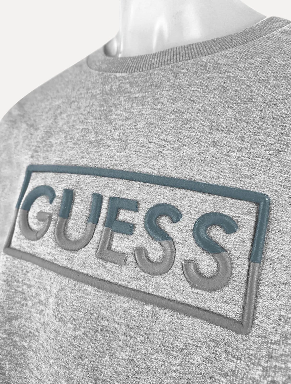 Vista 2 Moletom Guess Masculino Bordado Degrade Mescla Guess cinza