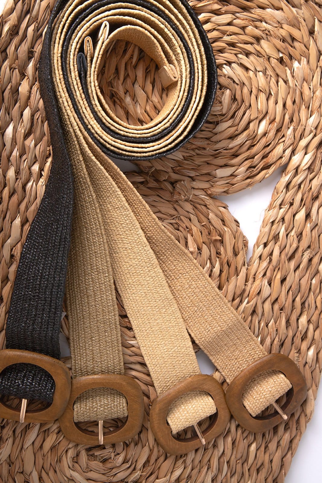 Vista 2 Cinto Cabanafree de palha natural com fivela em madeira Bege Cabanafree bege natural