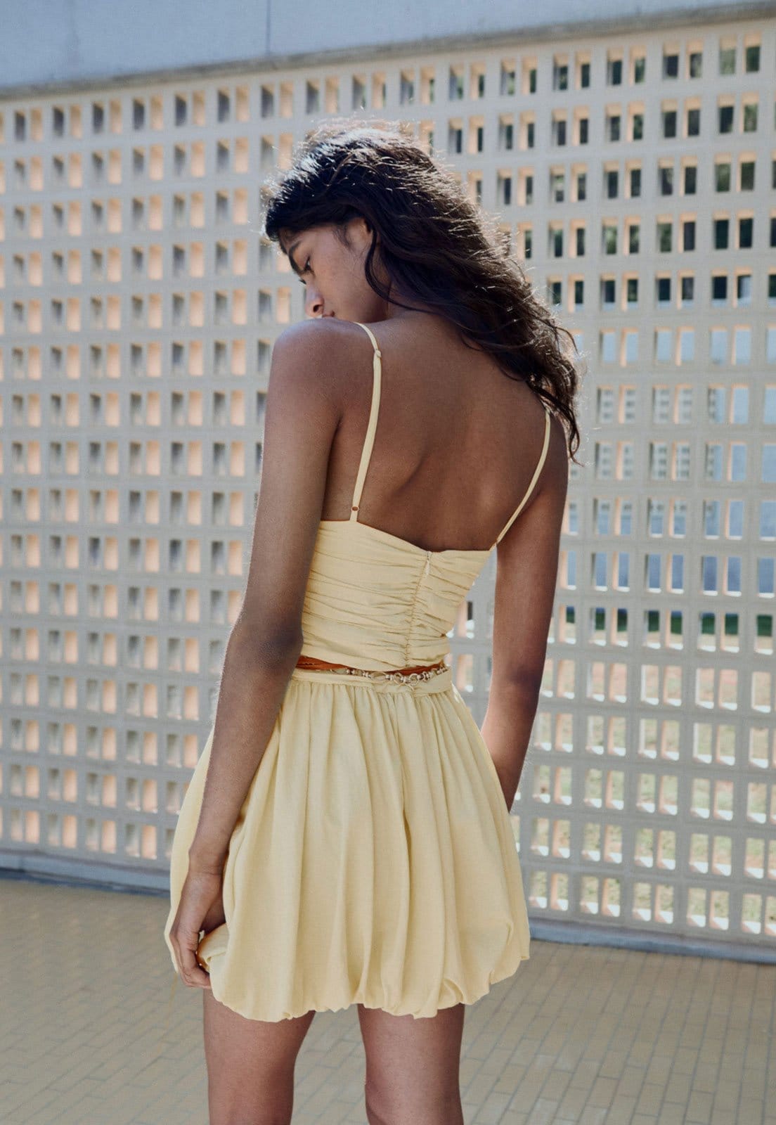 Vista 2 Vestido Mango Curto Rogel Mango amarelo